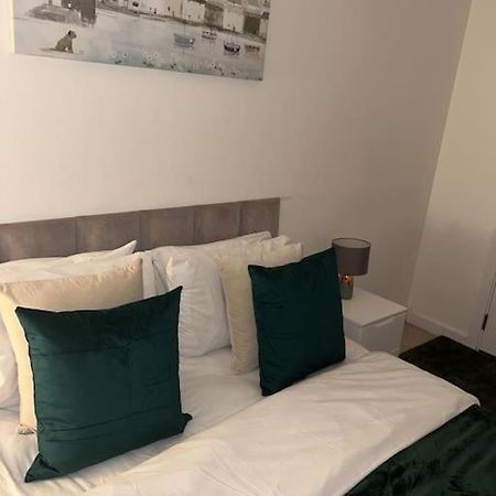 Contemporary Urban Retreat, 2-Bedroom Haven By London City Airport Экстерьер фото