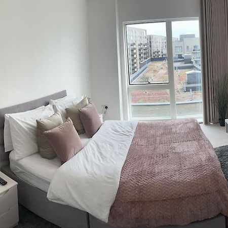 Contemporary Urban Retreat, 2-Bedroom Haven By London City Airport Экстерьер фото