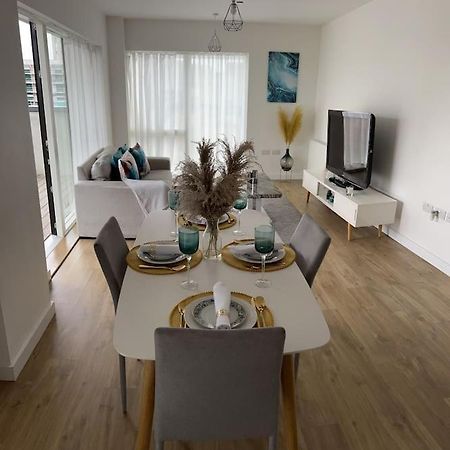 Contemporary Urban Retreat, 2-Bedroom Haven By London City Airport Экстерьер фото