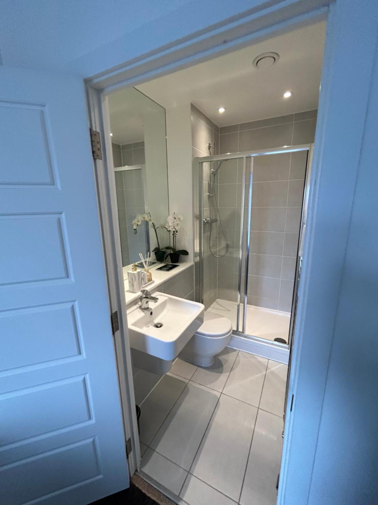 Contemporary Urban Retreat, 2-Bedroom Haven By London City Airport Экстерьер фото
