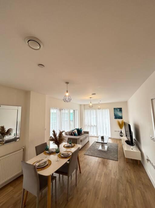 Contemporary Urban Retreat, 2-Bedroom Haven By London City Airport Экстерьер фото
