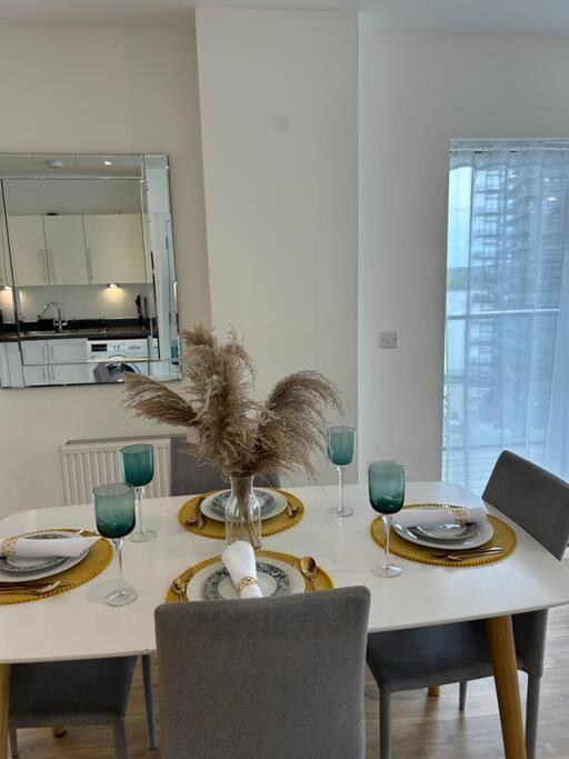 Contemporary Urban Retreat, 2-Bedroom Haven By London City Airport Экстерьер фото