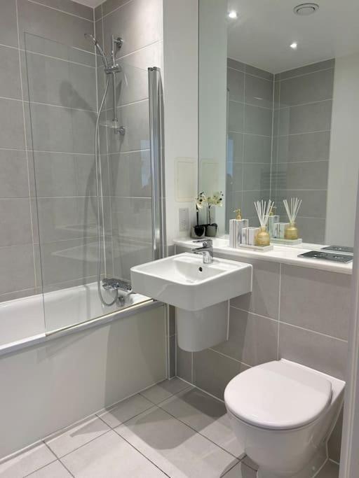 Contemporary Urban Retreat, 2-Bedroom Haven By London City Airport Экстерьер фото