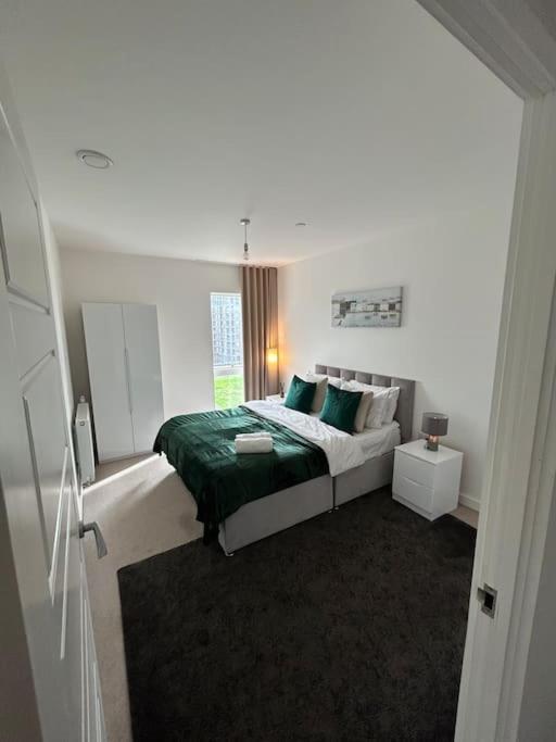 Contemporary Urban Retreat, 2-Bedroom Haven By London City Airport Экстерьер фото