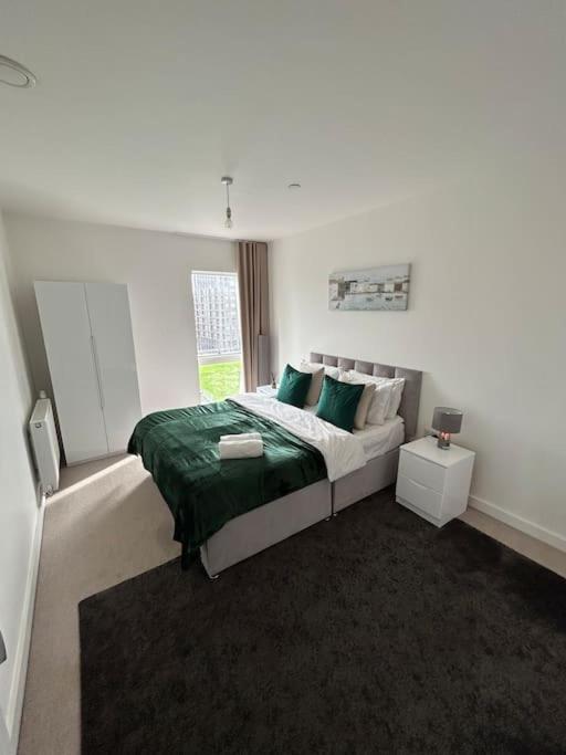 Contemporary Urban Retreat, 2-Bedroom Haven By London City Airport Экстерьер фото