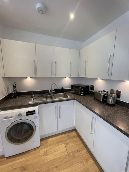 Contemporary Urban Retreat, 2-Bedroom Haven By London City Airport Экстерьер фото