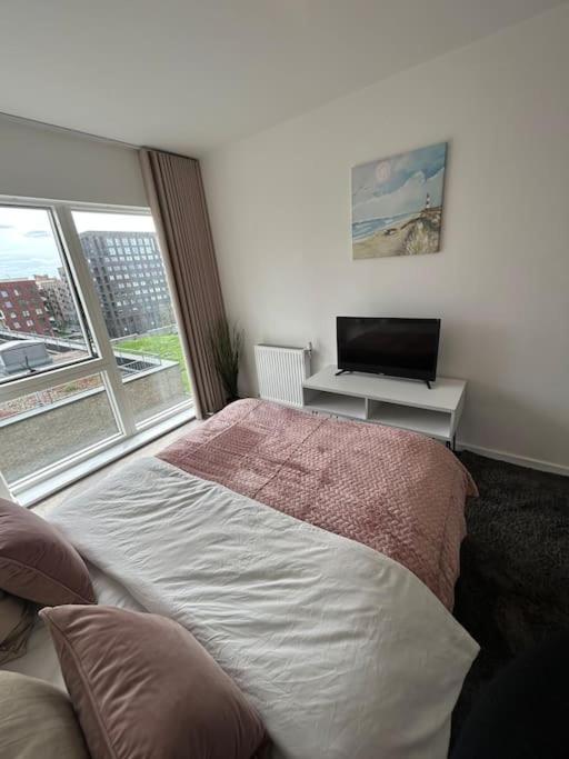 Contemporary Urban Retreat, 2-Bedroom Haven By London City Airport Экстерьер фото
