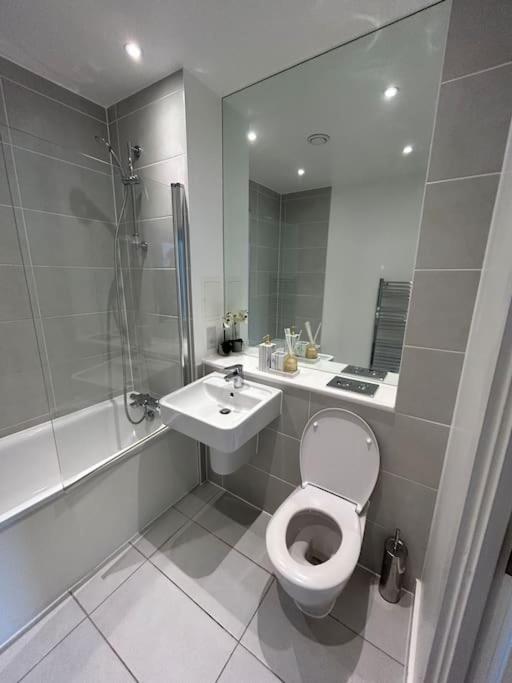 Contemporary Urban Retreat, 2-Bedroom Haven By London City Airport Экстерьер фото