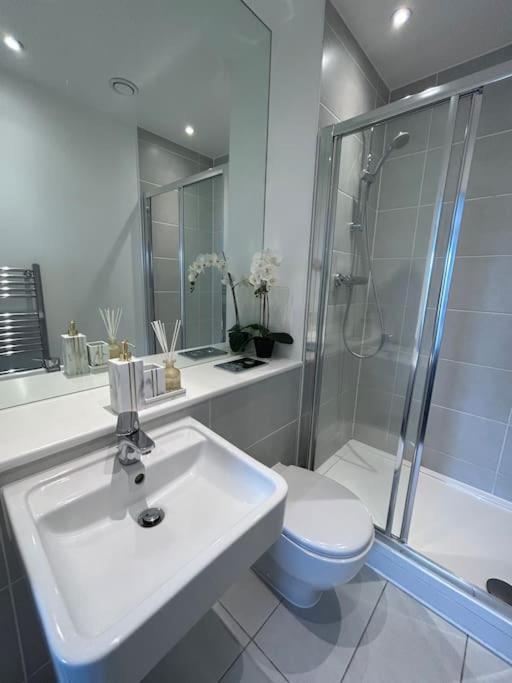 Contemporary Urban Retreat, 2-Bedroom Haven By London City Airport Экстерьер фото