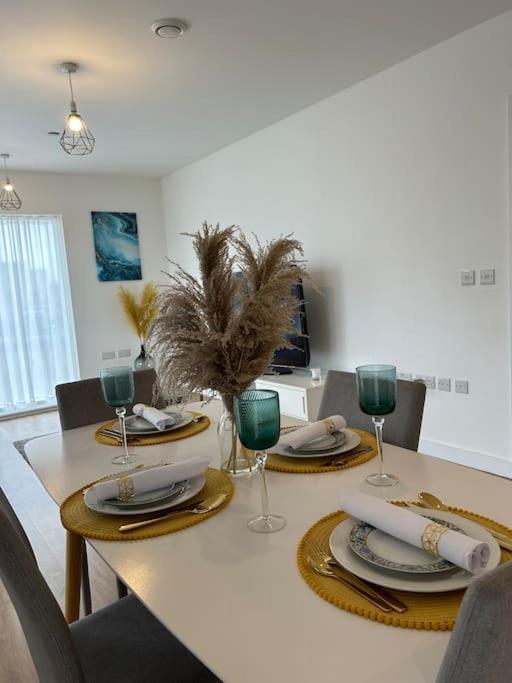 Contemporary Urban Retreat, 2-Bedroom Haven By London City Airport Экстерьер фото