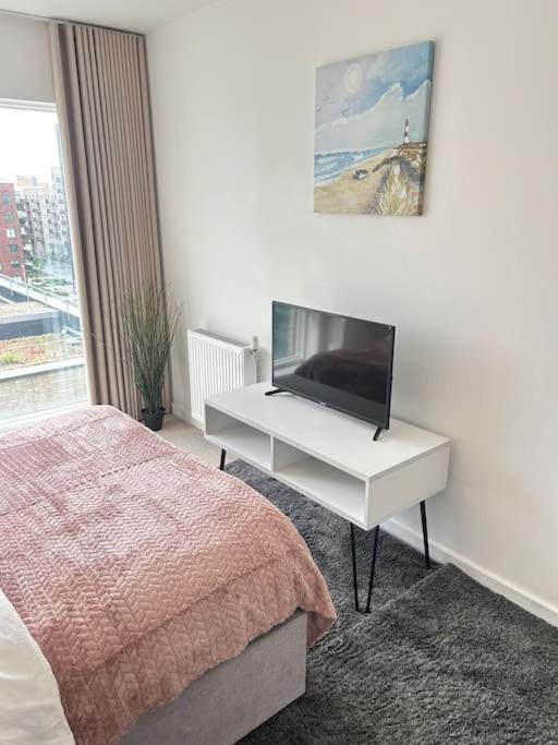 Contemporary Urban Retreat, 2-Bedroom Haven By London City Airport Экстерьер фото