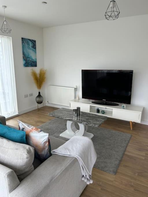 Contemporary Urban Retreat, 2-Bedroom Haven By London City Airport Экстерьер фото