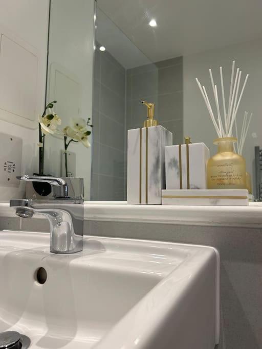 Contemporary Urban Retreat, 2-Bedroom Haven By London City Airport Экстерьер фото