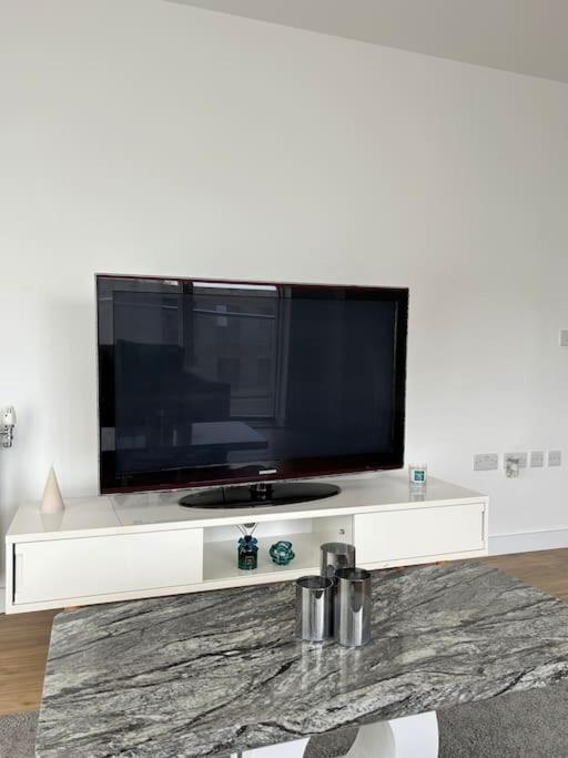 Contemporary Urban Retreat, 2-Bedroom Haven By London City Airport Экстерьер фото
