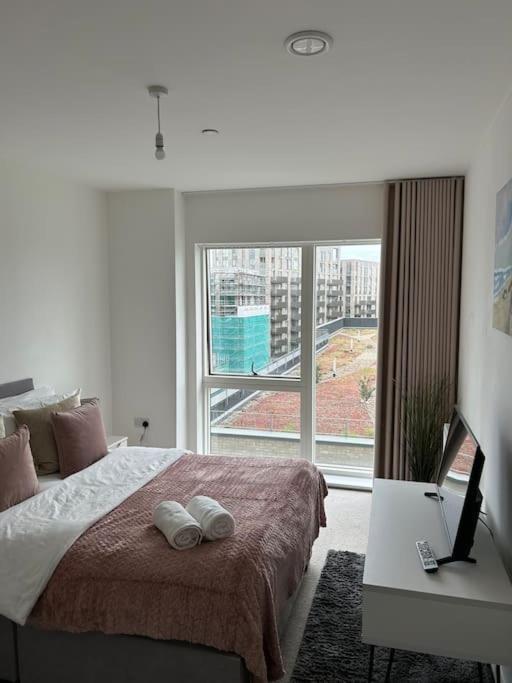 Contemporary Urban Retreat, 2-Bedroom Haven By London City Airport Экстерьер фото