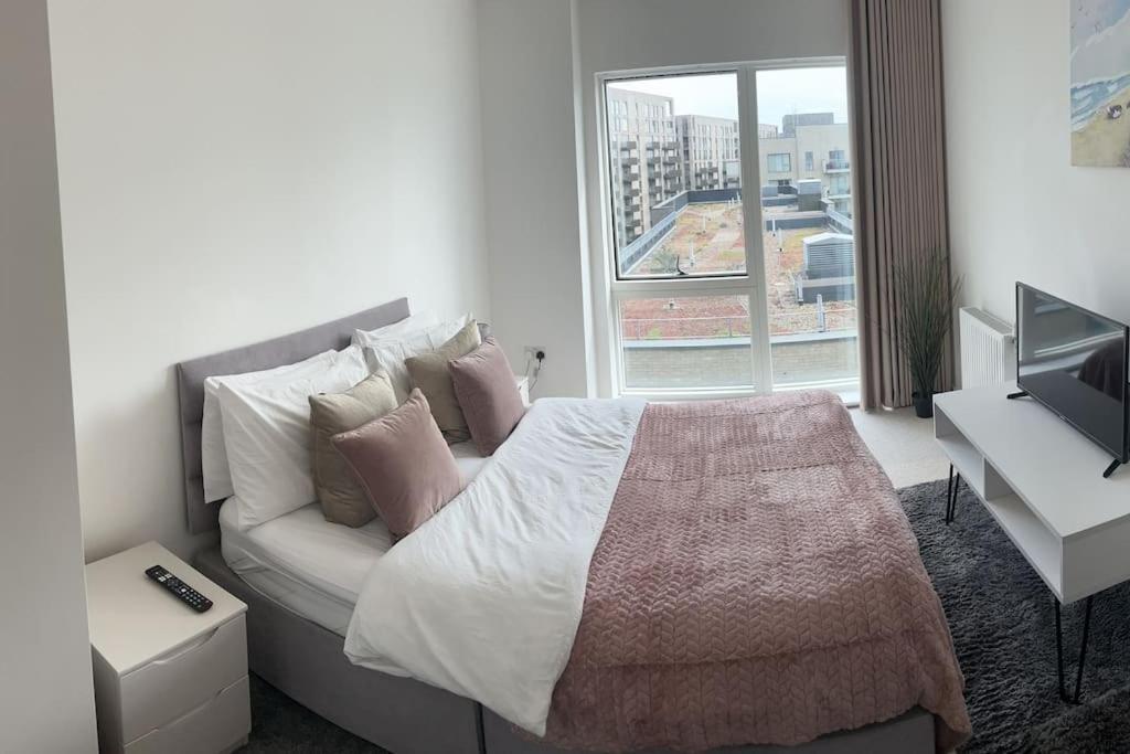 Contemporary Urban Retreat, 2-Bedroom Haven By London City Airport Экстерьер фото