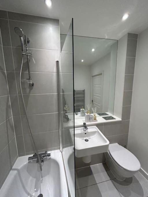 Contemporary Urban Retreat, 2-Bedroom Haven By London City Airport Экстерьер фото