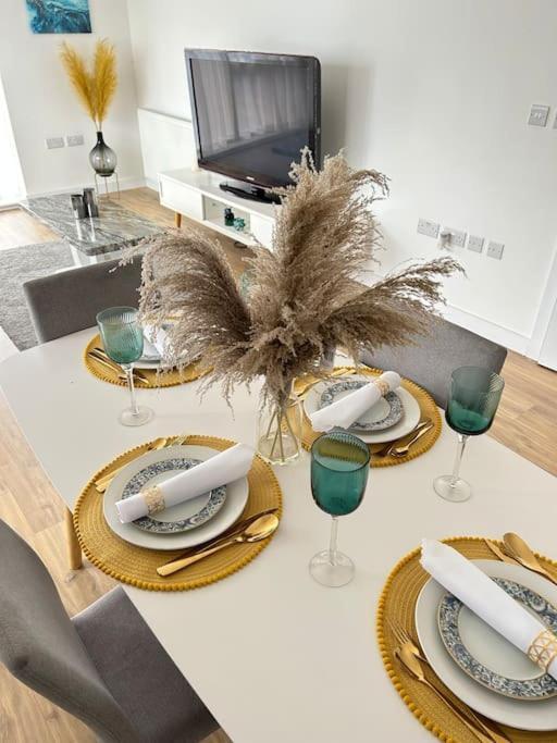 Contemporary Urban Retreat, 2-Bedroom Haven By London City Airport Экстерьер фото