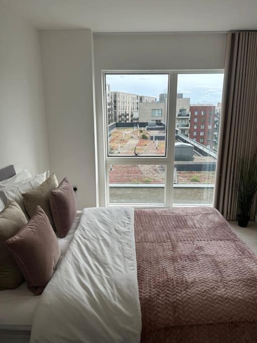 Contemporary Urban Retreat, 2-Bedroom Haven By London City Airport Экстерьер фото